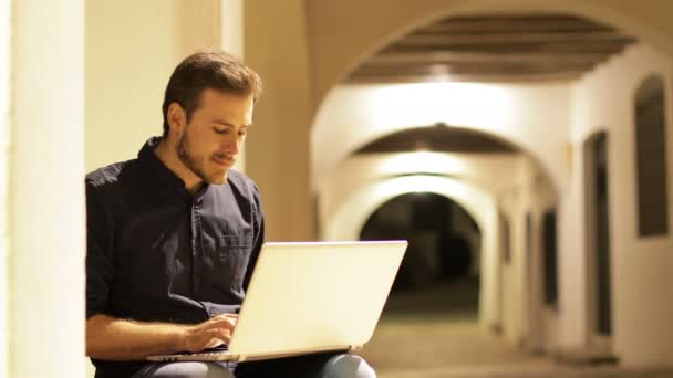 Hombre Escribiendo Ordenador Portátil Mirando Cámara Sonriendo Calle Noche — Vídeos de Stock