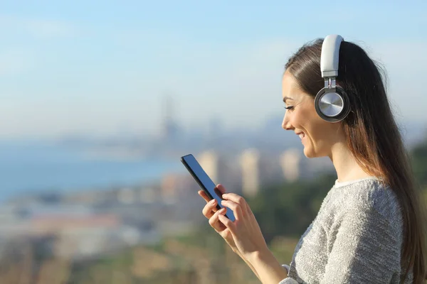 Gözetleme Yerinde Kulaklıkla Müzik Dinlerken Akıllı Telefon Kullanan Mutlu Kız — Stok fotoğraf