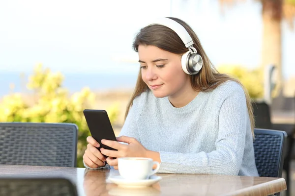 Entspanntes Mädchen Mit Drahtlosen Kopfhörern Hört Musik Auf Der Terrasse — Stockfoto