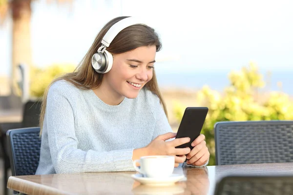 Ragazza Felice Ascoltare Musica Utilizzando Telefono Cellulare Una Terrazza Caffè — Foto Stock