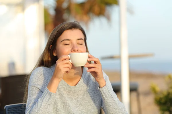 Счастливая Девушка Расслабляющая Аромат Кофе Террасе Кафе Пляже — стоковое фото