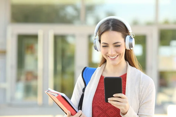 기사보기 교내에서 전화를 사용하여 음악을 헤드폰을 학생의 — 스톡 사진