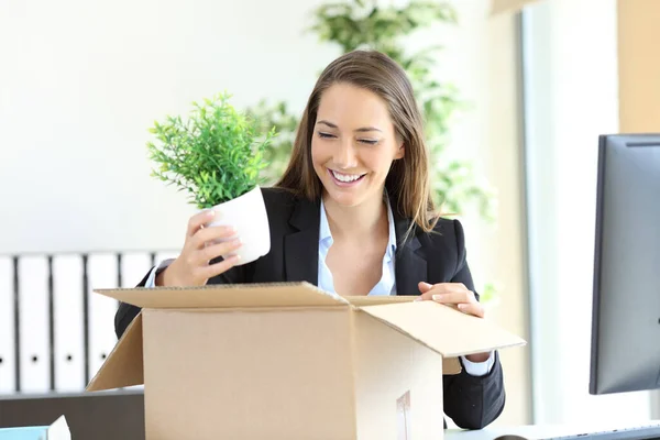 Feliz Mujer Negocios Quitando Pertenencias Caja Conseguir Nuevo Trabajo Oficina — Foto de Stock