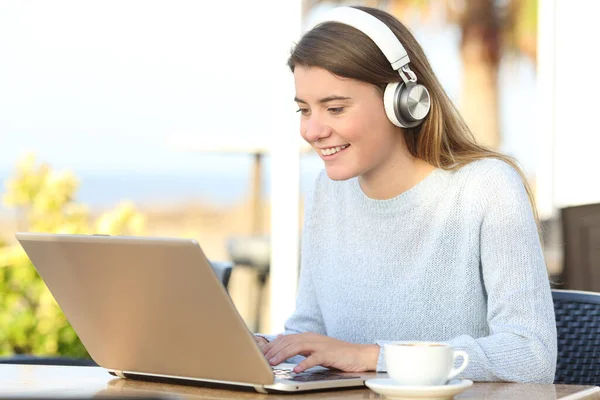 Fröhliches Learning Mit Kopfhörern Und Laptop Auf Der Caféterrasse — Stockfoto