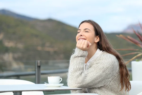 Chica Feliz Descansando Sentado Una Terraza Cafetería Montaña —  Fotos de Stock