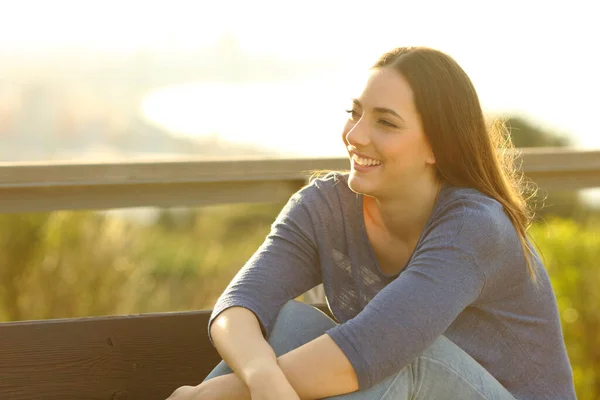 Mulher Feliz Sorrindo Relaxante Sentado Banco Com Vistas Sobre Fundo — Fotografia de Stock