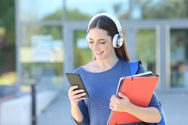 Студент Використовує Смартфон Слухає Музику Навушниками Університетському Містечку — стокове фото
