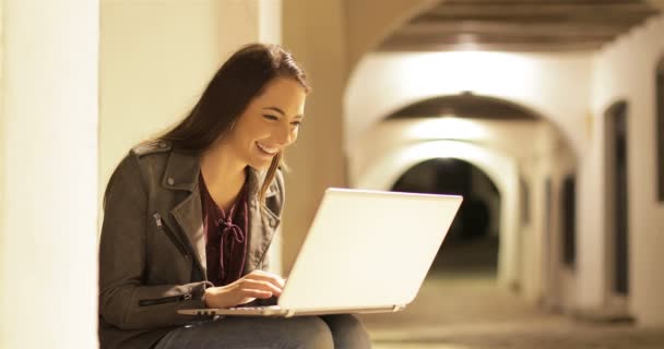 Mujer Feliz Usando Portátil Mirándote Noche Calle — Vídeos de Stock