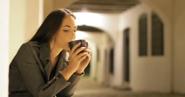 Mujer Feliz Tomando Café Sola Noche Calle — Vídeos de Stock