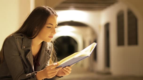 Mujer Seria Leyendo Libro Noche Calle — Vídeos de Stock