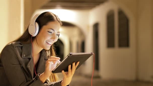 Mujer Feliz Con Auriculares Navegando Por Contenido Tableta Noche Calle — Vídeo de stock