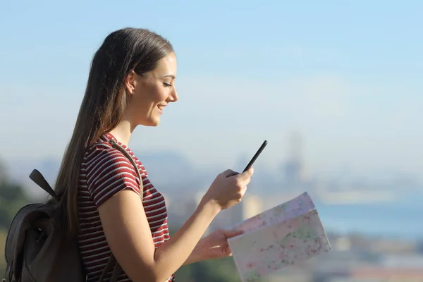 Gelukkig Toeristisch Vrouw Met Rugzak Zoek Naar Aanwijzingen Haar Mobiele — Stockfoto