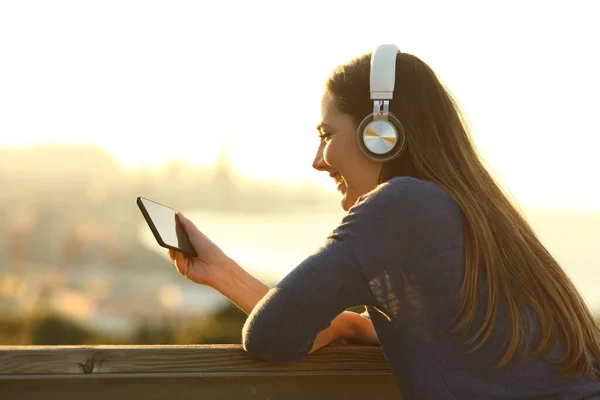 Gelukkig Vrouw Dragen Hoofdtelefoon Kijken Video Smart Phone Een Balkon — Stockfoto