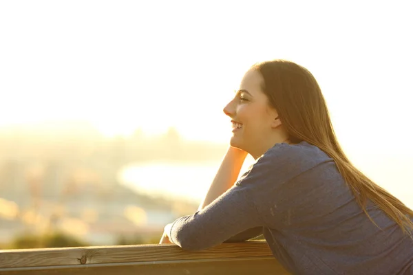 Retrato Una Mujer Feliz Mirando Hacia Una Terraza Soleada Con — Foto de Stock