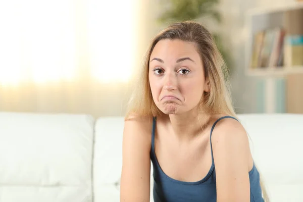 Kraftig Tonårstjej Tittar Kameran Soffa Vardagsrummet — Stockfoto