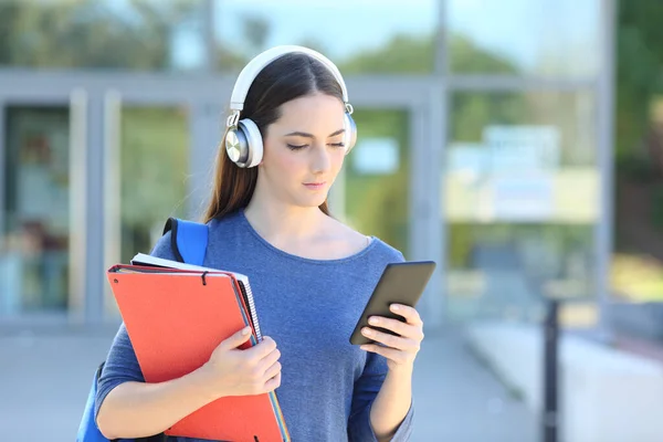 Chica Estudiante Con Carpetas Con Auriculares Que Reproducen Música Teléfono — Foto de Stock