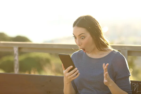 Meglepett Néz Megdöbbent Okos Telefon Képernyőn Parkban Padon Naplementekor — Stock Fotó