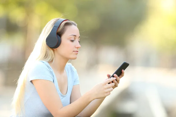 Gadis Remaja Berambut Pirang Mendengarkan Musik Telepon Dengan Headphone Taman — Stok Foto