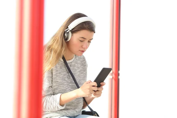 Chica Adolescente Seria Escuchando Música Usando Auriculares Inalámbricos Usando Teléfono —  Fotos de Stock