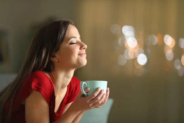 Vista Lateral Retrato Uma Mulher Relaxada Descansando Segurando Caneca Café — Fotografia de Stock