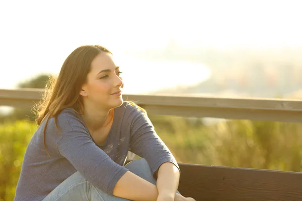 Zufriedene Frau Schaut Bei Sonnenuntergang Auf Einer Parkbank Weg — Stockfoto