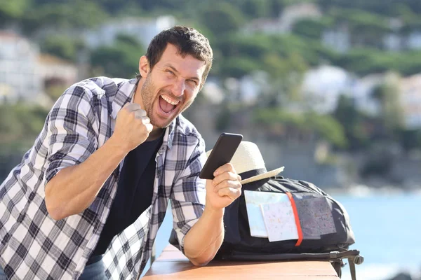 Emocionado Viajero Con Mochila Celebrando Noticias Teléfono Mirando Cámara Mientras — Foto de Stock