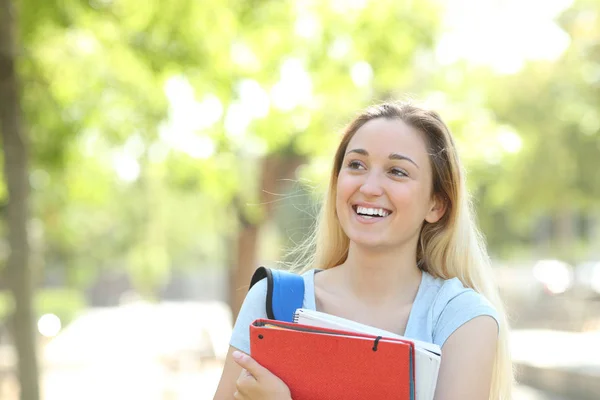 Vooraanzicht Van Een Gelukkige Student Denken Kijkend Naar Kant Een — Stockfoto