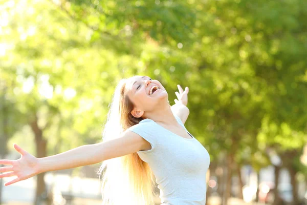 Glückliches Teenager Mädchen Breitet Die Arme Aus Und Feiert Den — Stockfoto