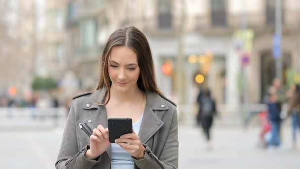 Mujer Joven Emocionada Celebrando Éxito Comprueba Teléfono Calle — Vídeo de stock