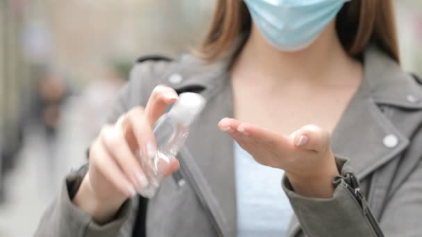 Menina Com Máscara Limpeza Mãos Com Desinfetante Álcool Rua — Vídeo de Stock