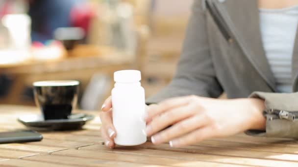 Close Van Een Vrouw Hand Het Krijgen Eten Van Vitamine — Stockvideo