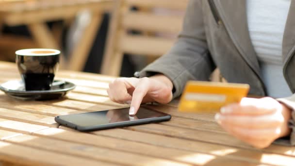 Primer Plano Una Mujer Manos Tecleando Contraseña Teléfono Con Tarjeta — Vídeos de Stock