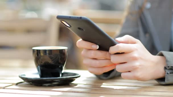 Close Uma Mulher Mãos Mensagens Texto Telefone Inteligente Terraço Café — Vídeo de Stock