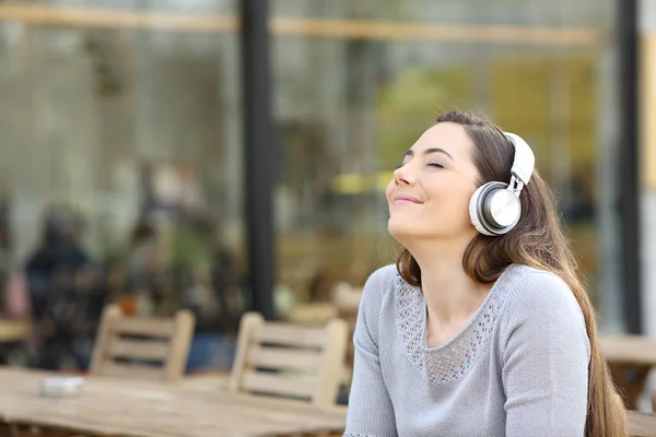 Ικανοποιημένη Γυναίκα Που Αναπνέει Καθαρό Αέρα Ακούγοντας Μουσική Ακουστικά Βεράντα — Φωτογραφία Αρχείου