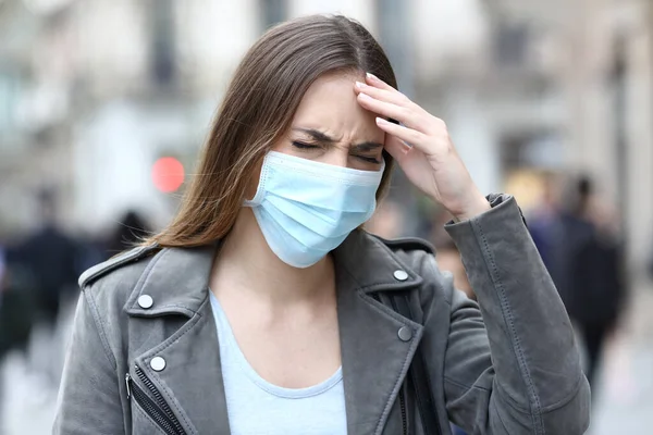 Retrato Mujer Enferma Con Máscara Protectora Sufriendo Dolor Cabeza Quejándose — Foto de Stock