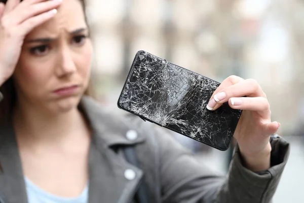 Close Worried Woman Hand Holding Her Broken Smart Phone Shattered — Stockfoto