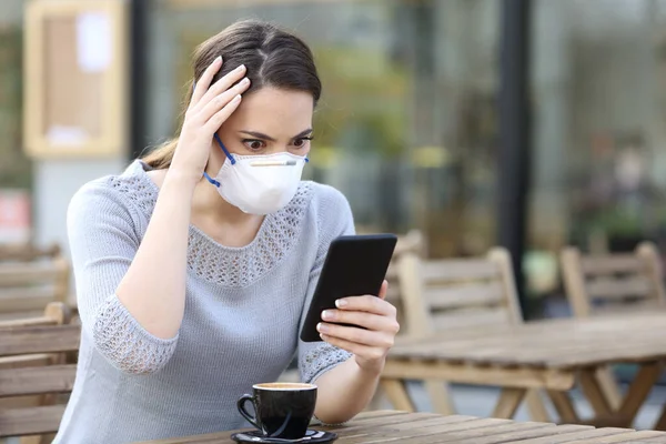 Mujer Preocupada Con Máscara Protectora Mirando Noticias Lectura Teléfonos Inteligentes — Foto de Stock