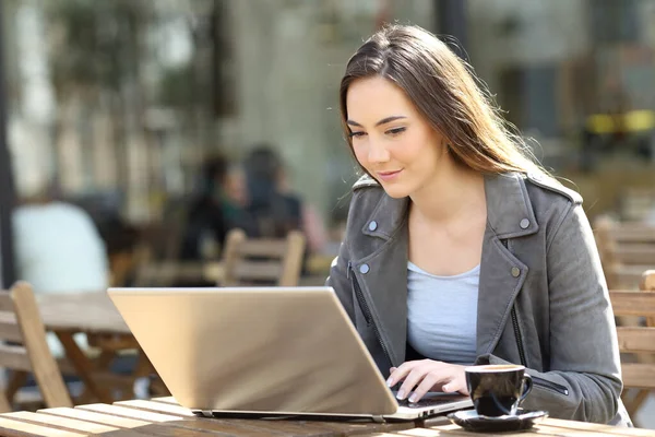 Young Woman Using Her Laptop Sitting Restaurant Terrace Sunny Day — Stock Photo, Image