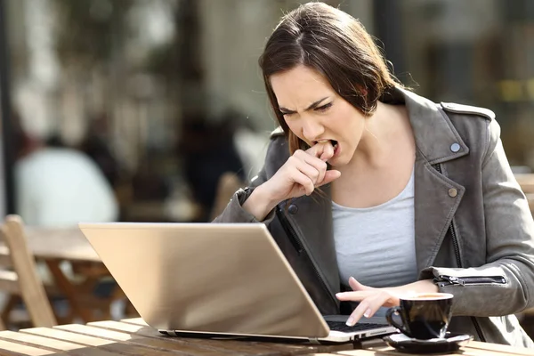Dühös Lány Megnyomása Gombot Frusztrált Laptopjával Egy Kávézó Teraszán — Stock Fotó