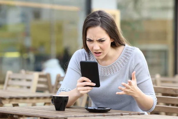 Menina Irritada Olhando Para Seu Telefone Inteligente Irritado Terraço Restaurante — Fotografia de Stock