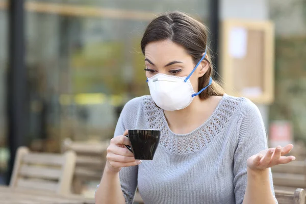 Confused Girl Holding Cup Coffee Wearing Protective Mask Avoiding Contagion — Stock Photo, Image