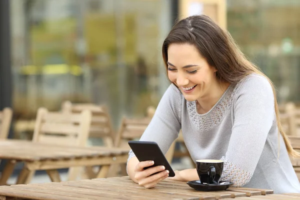 Mujer Feliz Leyendo Mensaje Teléfono Inteligente Una Terraza Cafetería —  Fotos de Stock