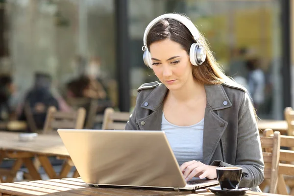 Komoly Lány Learning Laptopján Fejhallgatóval Kávézó Teraszán — Stock Fotó
