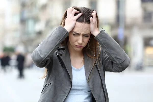 Stressé Jeune Fille Attrapant Tête Plaignant Seul Dans Rue Ville — Photo