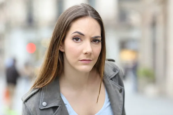 Portrait Suspicious Young Woman Looking Camera City Street — Stock Photo, Image
