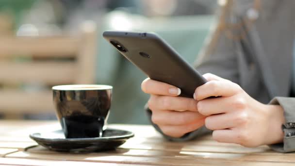 Primer Plano Una Chica Manos Mensajes Texto Teléfono Una Cafetería — Vídeos de Stock