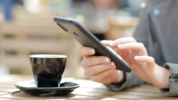 Закройте Руку Помощью Мобильного Телефона Террасе Кафе — стоковое видео