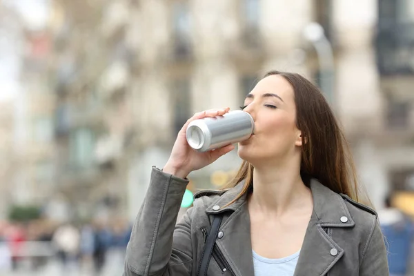 Vrouw Die Een Koude Verfrissing Drinkt Uit Een Blanco Aluminium — Stockfoto