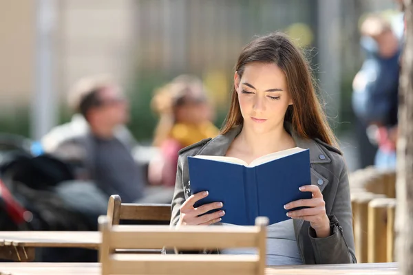 Front View Portrait Young Woman Reading Hard Cover Book Coffee — Stock Photo, Image