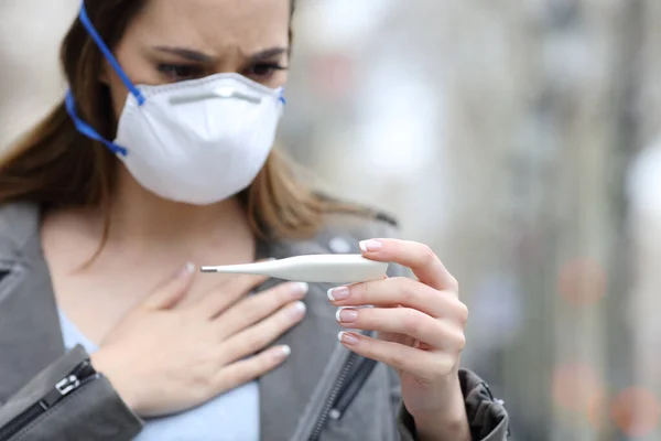 Bezorgde Zieke Vrouw Met Beschermende Masker Controleren Thermometer Straat — Stockfoto